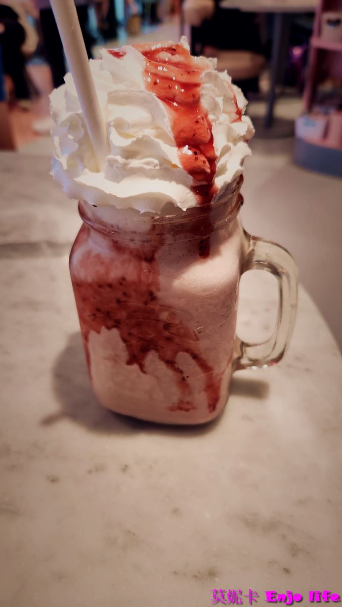 【巴黎美食餐廳】*EL&N London網紅咖啡廳 巴黎老佛爺店*，倫敦最知名的網紅咖啡館，在巴黎拉法葉百貨，全店以粉色裝潢，有超漂亮的粉色玫瑰牆，提供各式早午餐，多樣夢幻飲料!!!