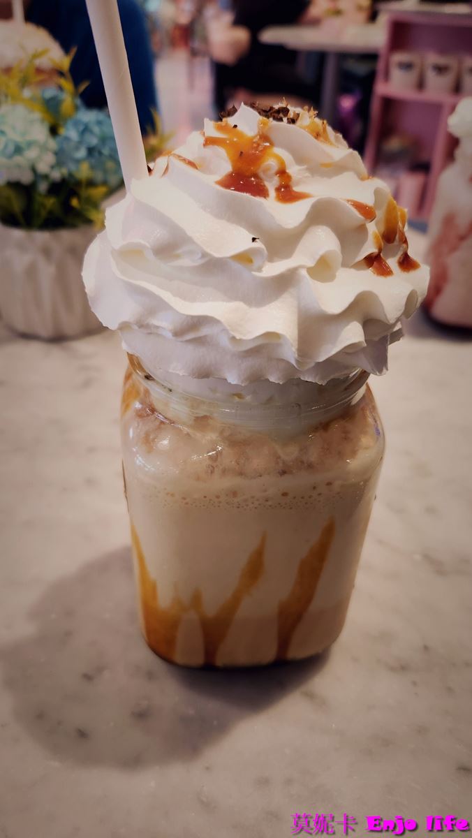 【巴黎美食餐廳】*EL&N London網紅咖啡廳 巴黎老佛爺店*，倫敦最知名的網紅咖啡館，在巴黎拉法葉百貨，全店以粉色裝潢，有超漂亮的粉色玫瑰牆，提供各式早午餐，多樣夢幻飲料!!!