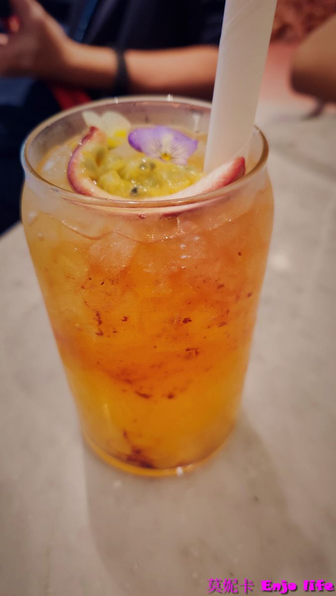 【巴黎美食餐廳】*EL&N London網紅咖啡廳 巴黎老佛爺店*，倫敦最知名的網紅咖啡館，在巴黎拉法葉百貨，全店以粉色裝潢，有超漂亮的粉色玫瑰牆，提供各式早午餐，多樣夢幻飲料!!!