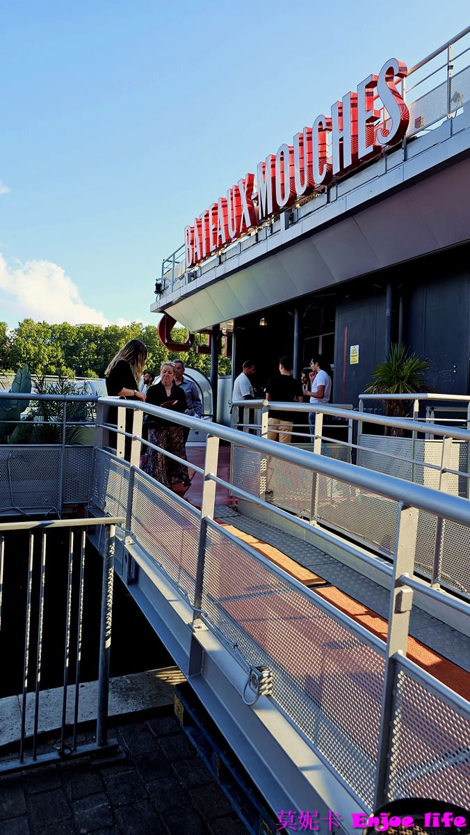 【巴黎景點】*Bateaux Mouches*，塞納河遊船晚餐，可以邊享用美食邊欣賞塞納河跟巴黎鐵塔的白天跟晚上漂亮的景色!!!