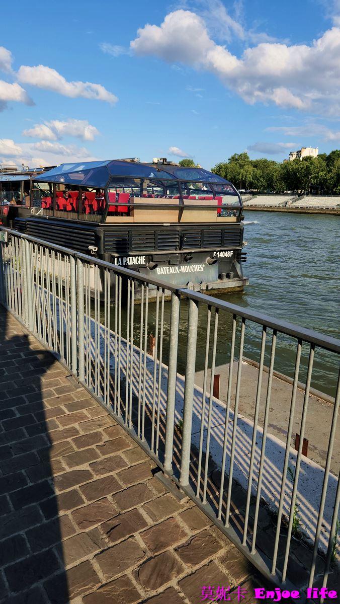 【巴黎景點】*Bateaux Mouches*，塞納河遊船晚餐，可以邊享用美食邊欣賞塞納河跟巴黎鐵塔的白天跟晚上漂亮的景色!!!
