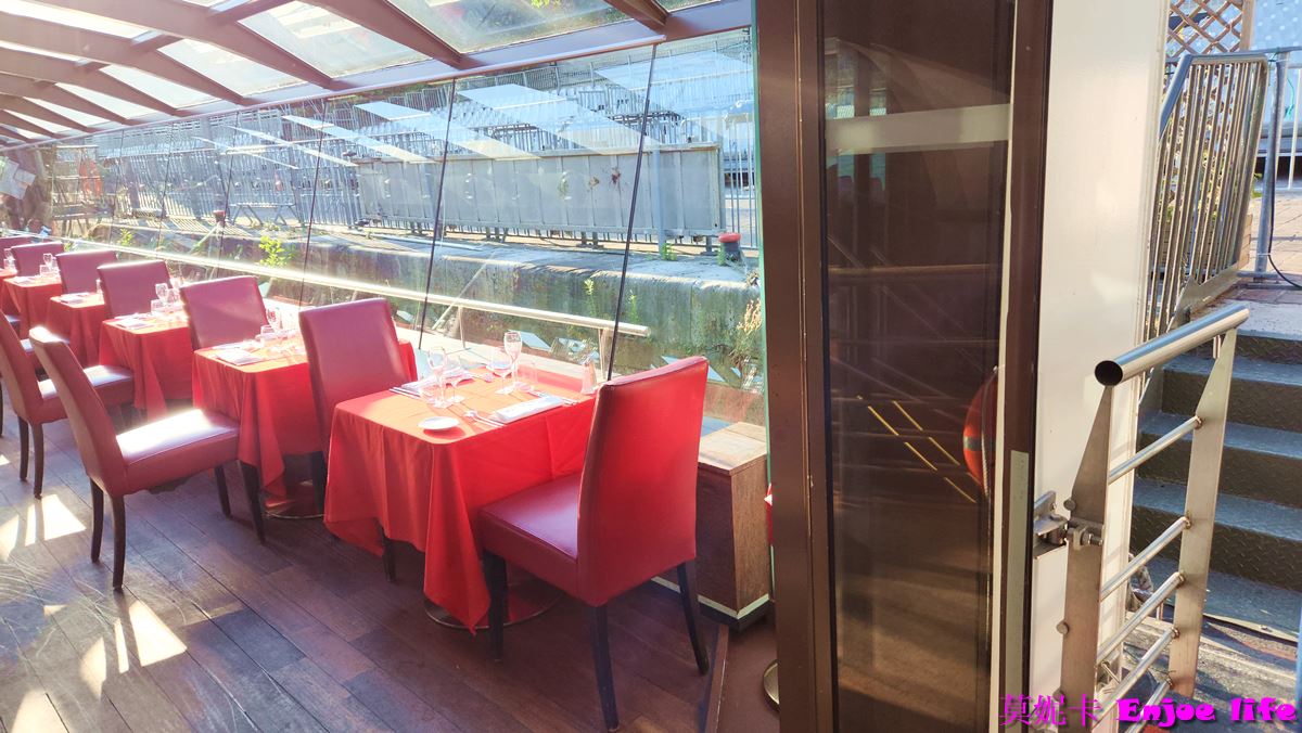 【巴黎景點】*Bateaux Mouches*，塞納河遊船晚餐，可以邊享用美食邊欣賞塞納河跟巴黎鐵塔的白天跟晚上漂亮的景色!!!