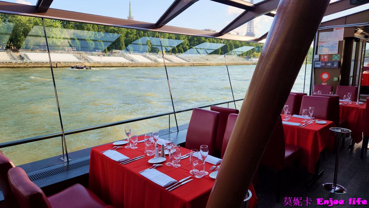 【巴黎景點】*Bateaux Mouches*，塞納河遊船晚餐，可以邊享用美食邊欣賞塞納河跟巴黎鐵塔的白天跟晚上漂亮的景色!!!