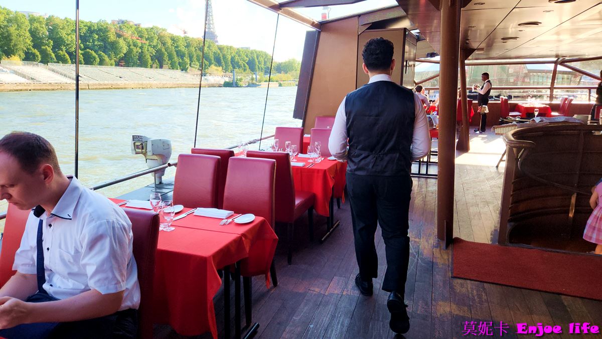 【巴黎景點】*Bateaux Mouches*，塞納河遊船晚餐，可以邊享用美食邊欣賞塞納河跟巴黎鐵塔的白天跟晚上漂亮的景色!!!