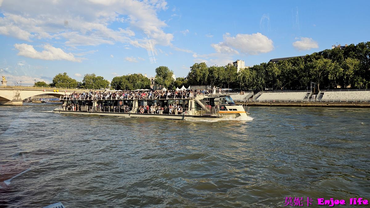 【巴黎景點】*Bateaux Mouches*，塞納河遊船晚餐，可以邊享用美食邊欣賞塞納河跟巴黎鐵塔的白天跟晚上漂亮的景色!!!