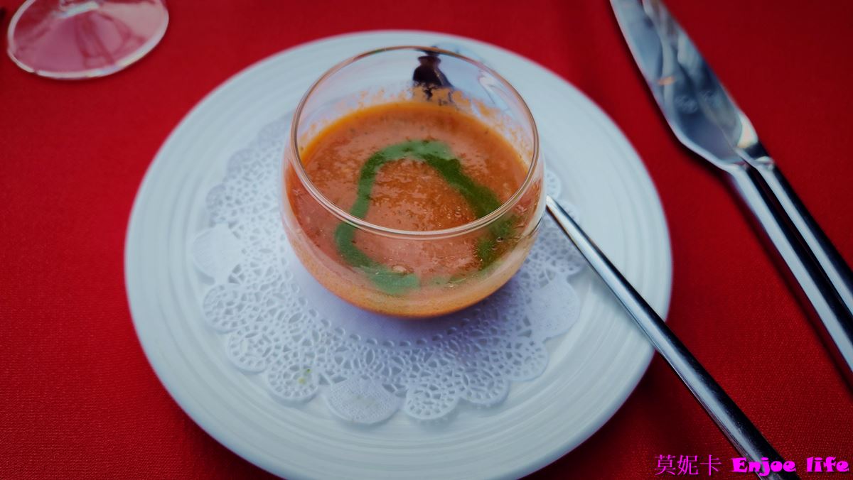 【巴黎景點】*Bateaux Mouches*，塞納河遊船晚餐，可以邊享用美食邊欣賞塞納河跟巴黎鐵塔的白天跟晚上漂亮的景色!!!