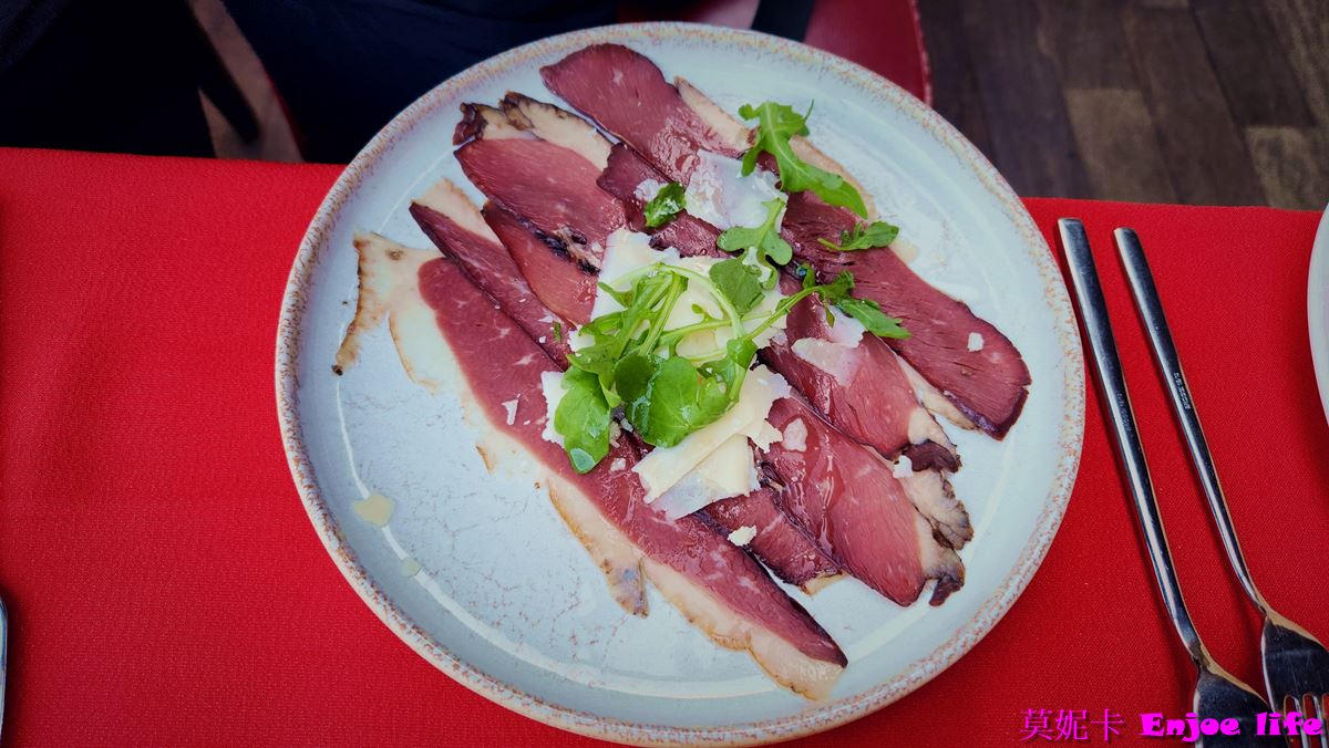 【巴黎景點】*Bateaux Mouches*，塞納河遊船晚餐，可以邊享用美食邊欣賞塞納河跟巴黎鐵塔的白天跟晚上漂亮的景色!!!