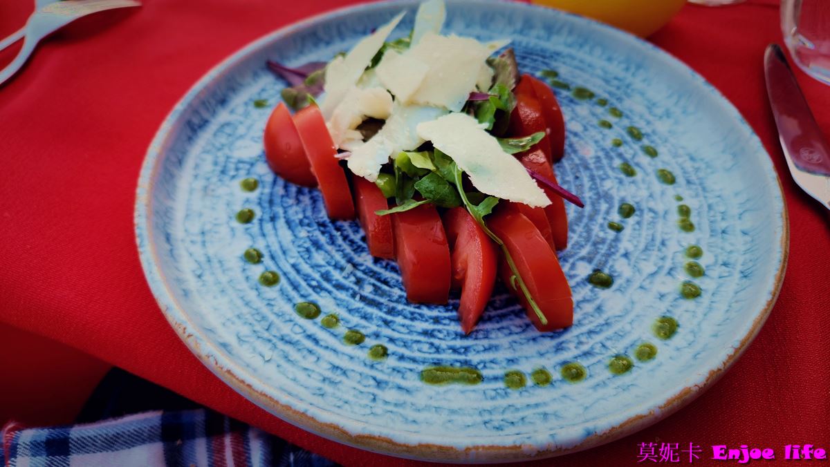 【巴黎景點】*Bateaux Mouches*，塞納河遊船晚餐，可以邊享用美食邊欣賞塞納河跟巴黎鐵塔的白天跟晚上漂亮的景色!!!