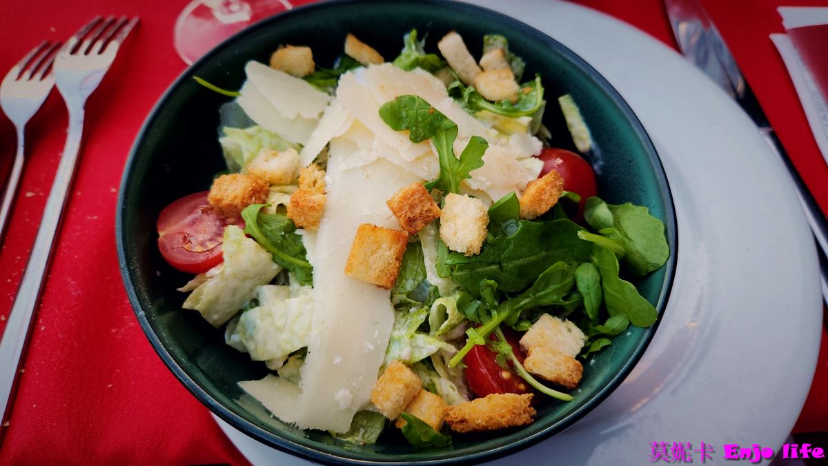 【巴黎景點】*Bateaux Mouches*，塞納河遊船晚餐，可以邊享用美食邊欣賞塞納河跟巴黎鐵塔的白天跟晚上漂亮的景色!!!