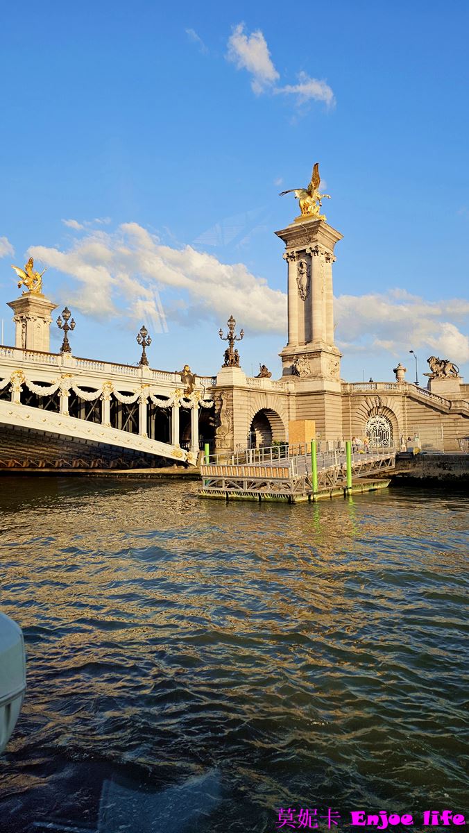 【巴黎景點】*Bateaux Mouches*，塞納河遊船晚餐，可以邊享用美食邊欣賞塞納河跟巴黎鐵塔的白天跟晚上漂亮的景色!!!