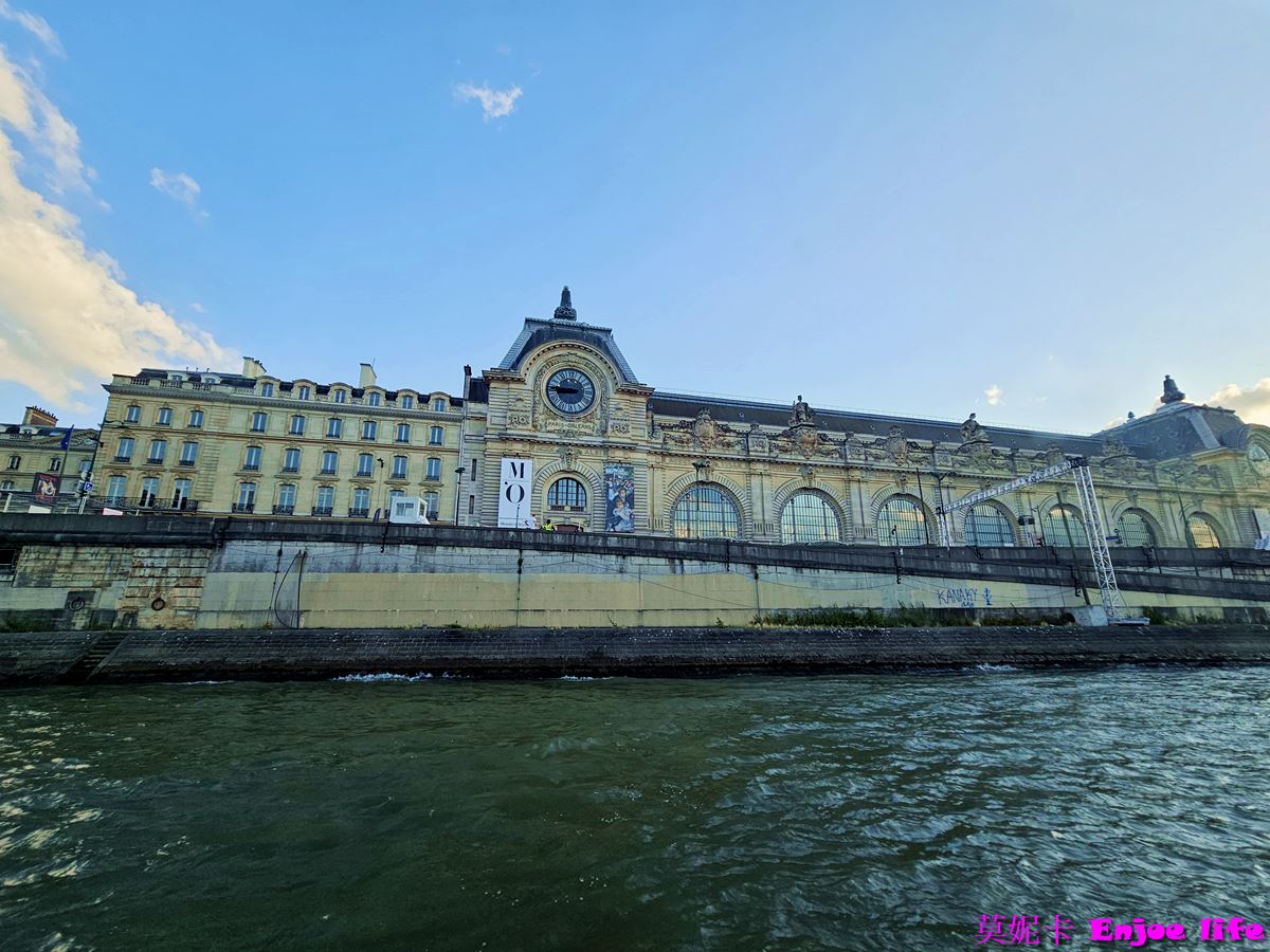 【巴黎景點】*Bateaux Mouches*，塞納河遊船晚餐，可以邊享用美食邊欣賞塞納河跟巴黎鐵塔的白天跟晚上漂亮的景色!!!