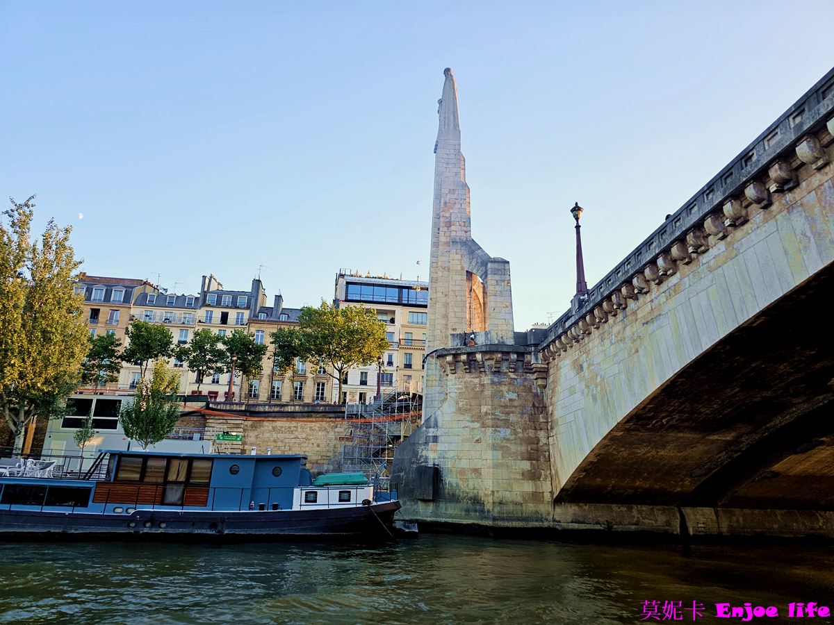 【巴黎景點】*Bateaux Mouches*，塞納河遊船晚餐，可以邊享用美食邊欣賞塞納河跟巴黎鐵塔的白天跟晚上漂亮的景色!!!