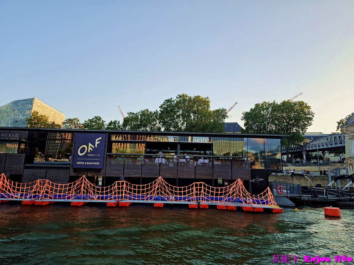 【巴黎景點】*Bateaux Mouches*，塞納河遊船晚餐，可以邊享用美食邊欣賞塞納河跟巴黎鐵塔的白天跟晚上漂亮的景色!!!