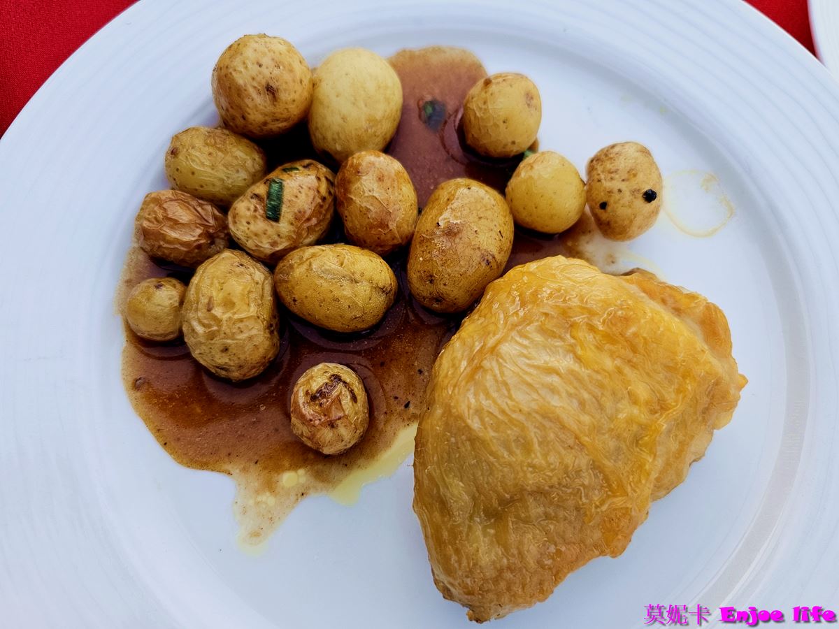 【巴黎景點】*Bateaux Mouches*，塞納河遊船晚餐，可以邊享用美食邊欣賞塞納河跟巴黎鐵塔的白天跟晚上漂亮的景色!!!