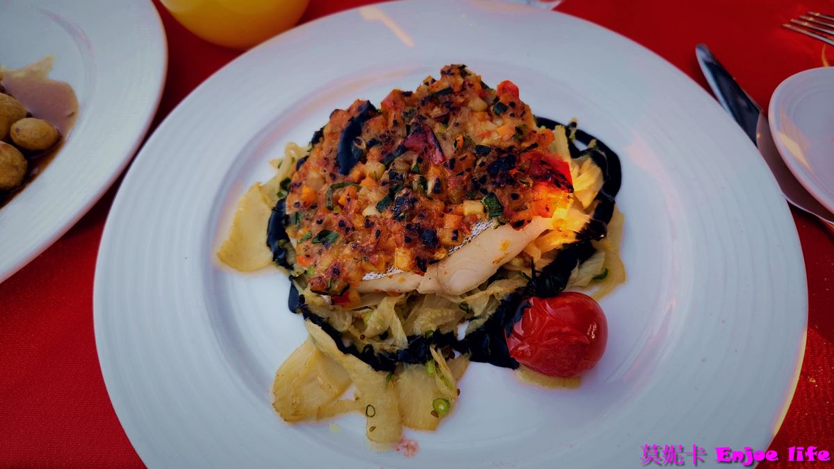 【巴黎景點】*Bateaux Mouches*，塞納河遊船晚餐，可以邊享用美食邊欣賞塞納河跟巴黎鐵塔的白天跟晚上漂亮的景色!!!