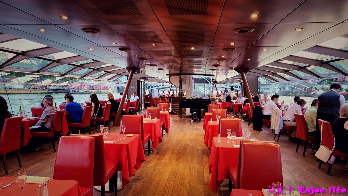 【巴黎景點】*Bateaux Mouches*，塞納河遊船晚餐，可以邊享用美食邊欣賞塞納河跟巴黎鐵塔的白天跟晚上漂亮的景色!!!