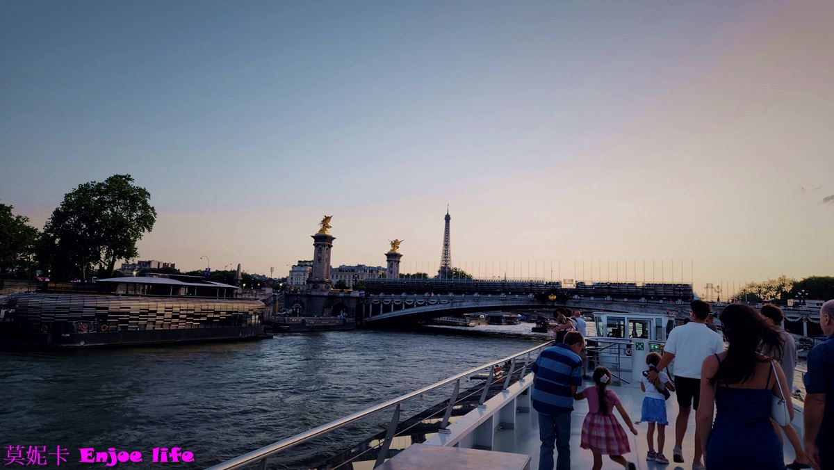 【巴黎景點】*Bateaux Mouches*，塞納河遊船晚餐，可以邊享用美食邊欣賞塞納河跟巴黎鐵塔的白天跟晚上漂亮的景色!!!