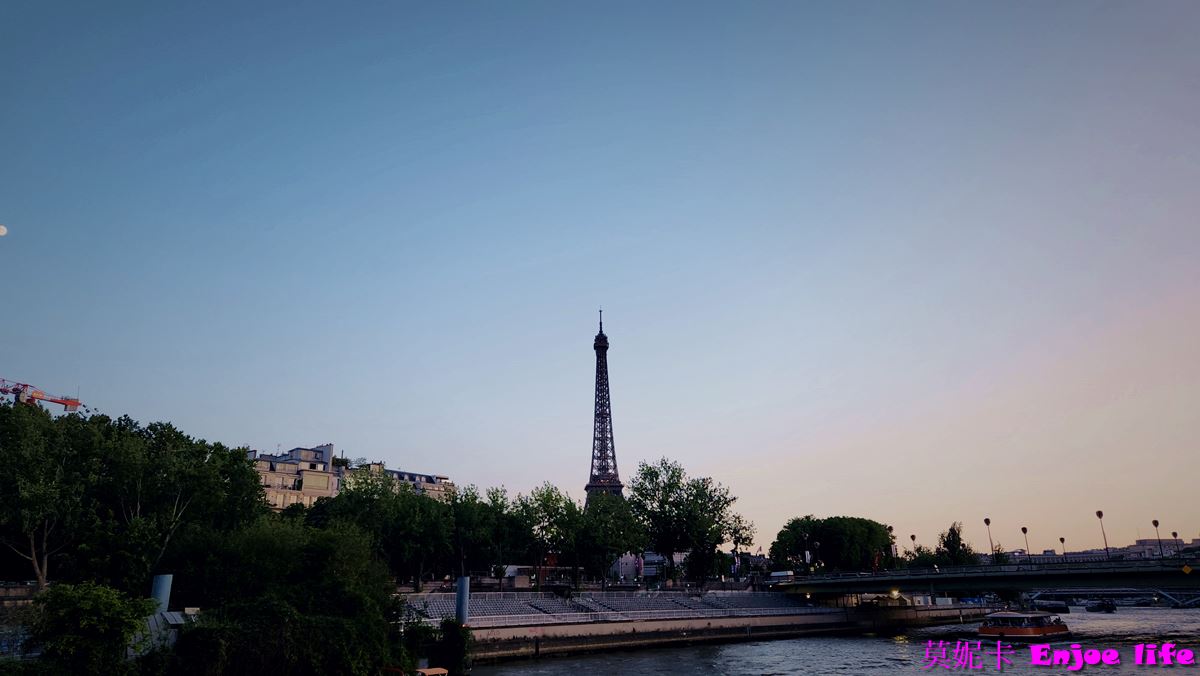 【巴黎景點】*Bateaux Mouches*，塞納河遊船晚餐，可以邊享用美食邊欣賞塞納河跟巴黎鐵塔的白天跟晚上漂亮的景色!!!