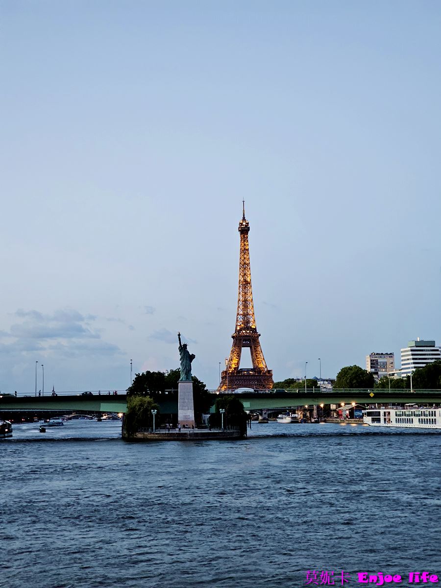 【巴黎景點】*Bateaux Mouches*，塞納河遊船晚餐，可以邊享用美食邊欣賞塞納河跟巴黎鐵塔的白天跟晚上漂亮的景色!!!