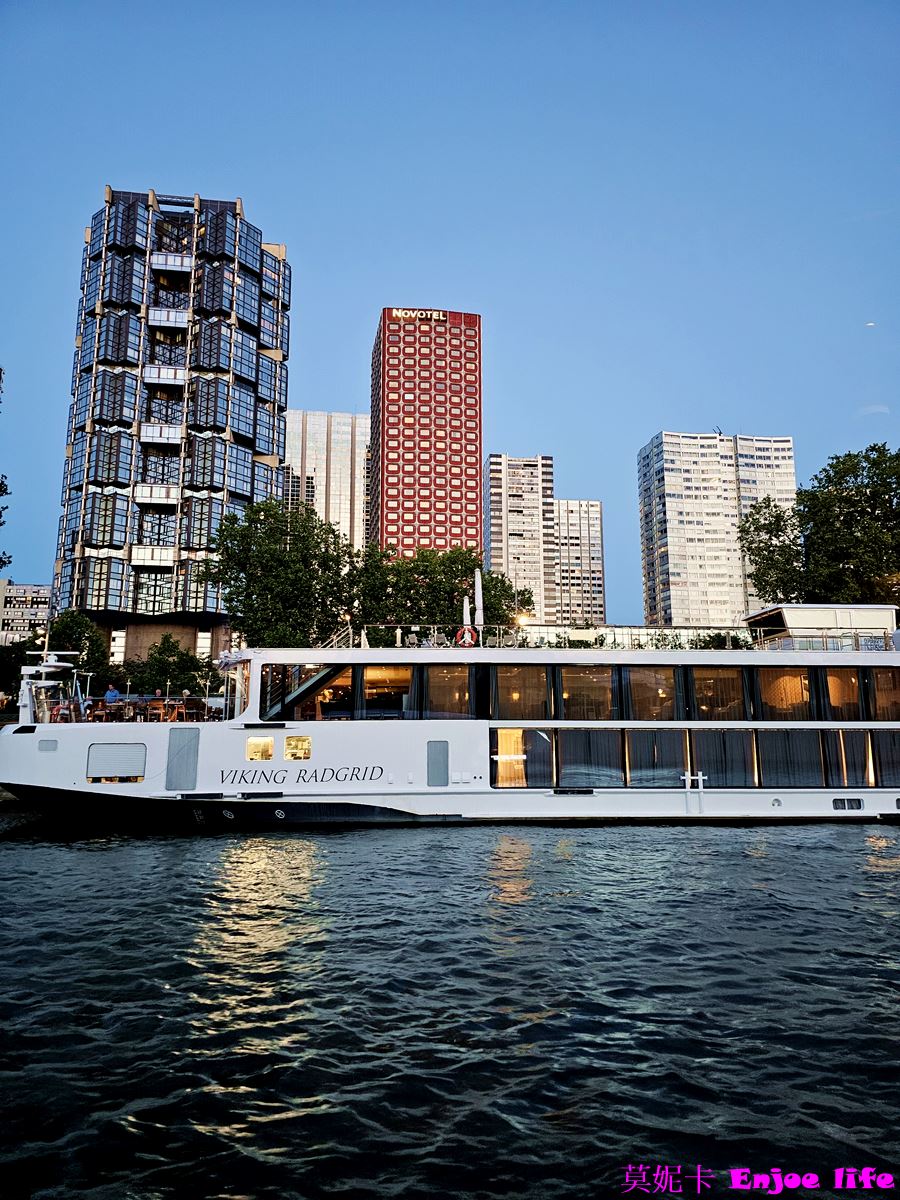 【巴黎景點】*Bateaux Mouches*，塞納河遊船晚餐，可以邊享用美食邊欣賞塞納河跟巴黎鐵塔的白天跟晚上漂亮的景色!!!