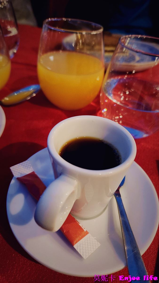 【巴黎景點】*Bateaux Mouches*，塞納河遊船晚餐，可以邊享用美食邊欣賞塞納河跟巴黎鐵塔的白天跟晚上漂亮的景色!!!