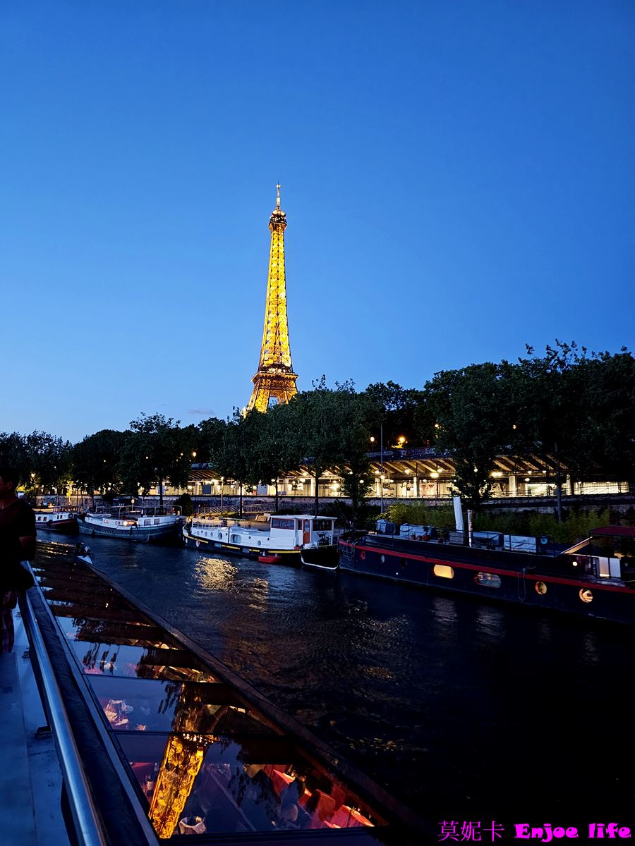 【巴黎景點】*Bateaux Mouches*，塞納河遊船晚餐，可以邊享用美食邊欣賞塞納河跟巴黎鐵塔的白天跟晚上漂亮的景色!!!
