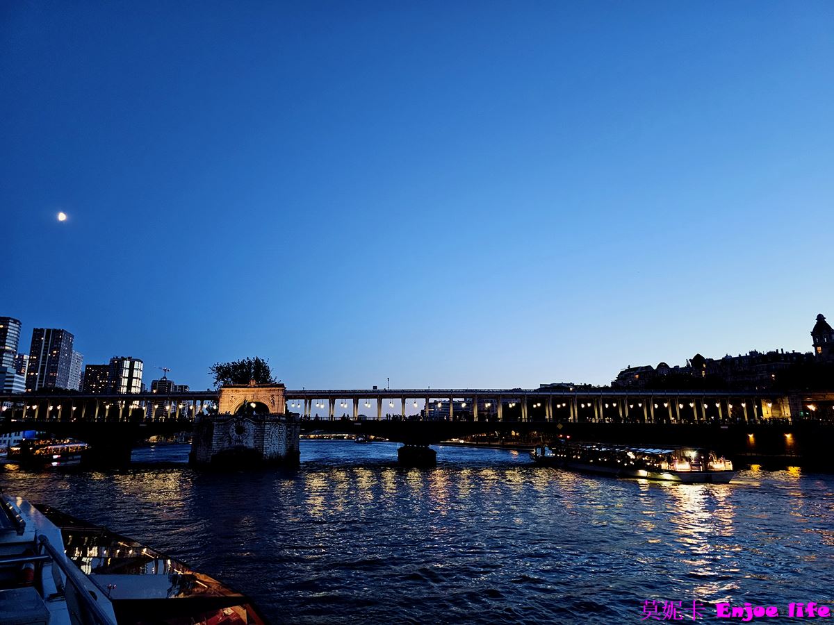 【巴黎景點】*Bateaux Mouches*，塞納河遊船晚餐，可以邊享用美食邊欣賞塞納河跟巴黎鐵塔的白天跟晚上漂亮的景色!!!