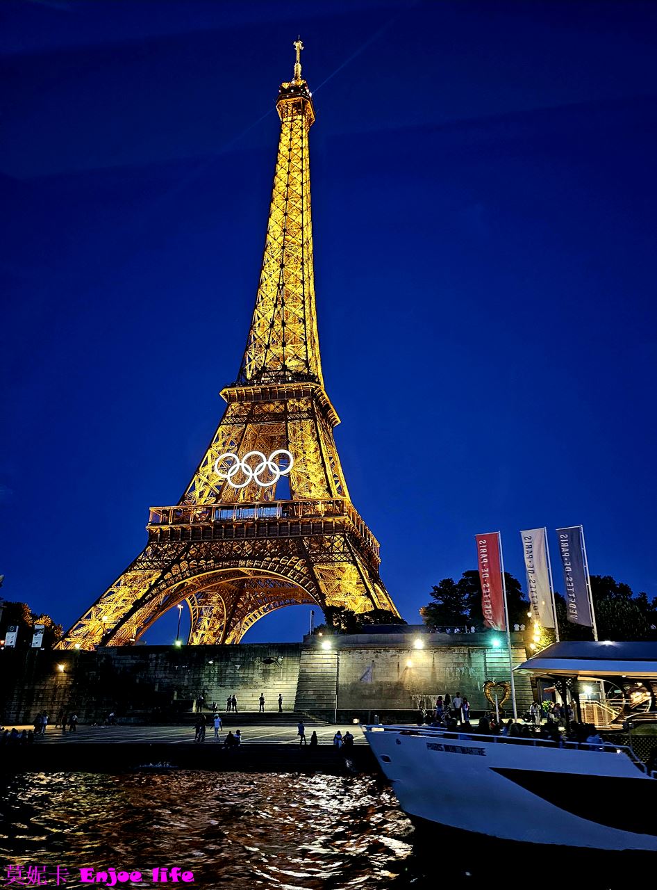 【巴黎景點】*Bateaux Mouches*，塞納河遊船晚餐，可以邊享用美食邊欣賞塞納河跟巴黎鐵塔的白天跟晚上漂亮的景色!!!