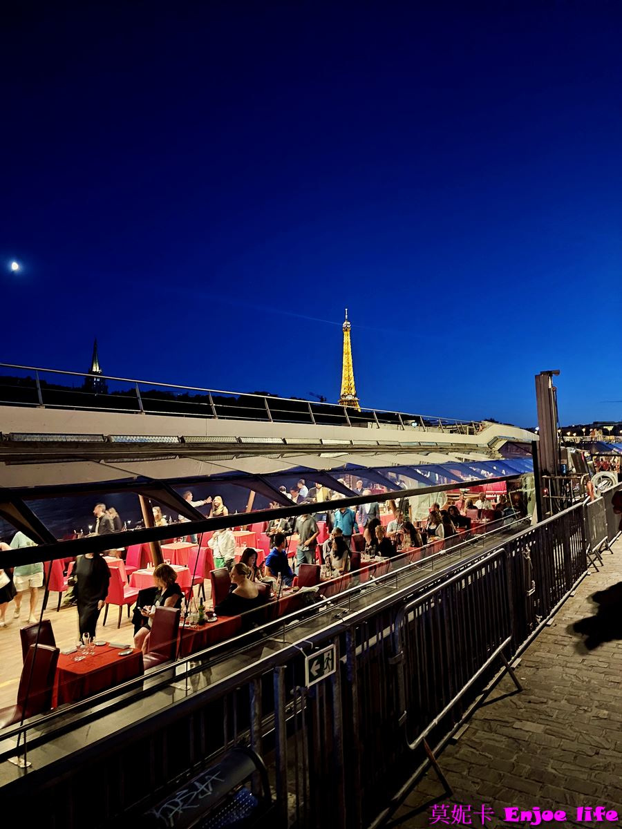 【巴黎景點】*Bateaux Mouches*，塞納河遊船晚餐，可以邊享用美食邊欣賞塞納河跟巴黎鐵塔的白天跟晚上漂亮的景色!!!