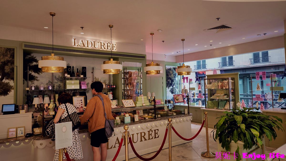 【巴黎景點】*Printemps Haussmann巴黎春天百貨*，老佛爺百貨附近，巴黎第二百貨公司，有各種法國品牌商品，許多餐廳美食，還有machi machi珍珠奶茶!!!