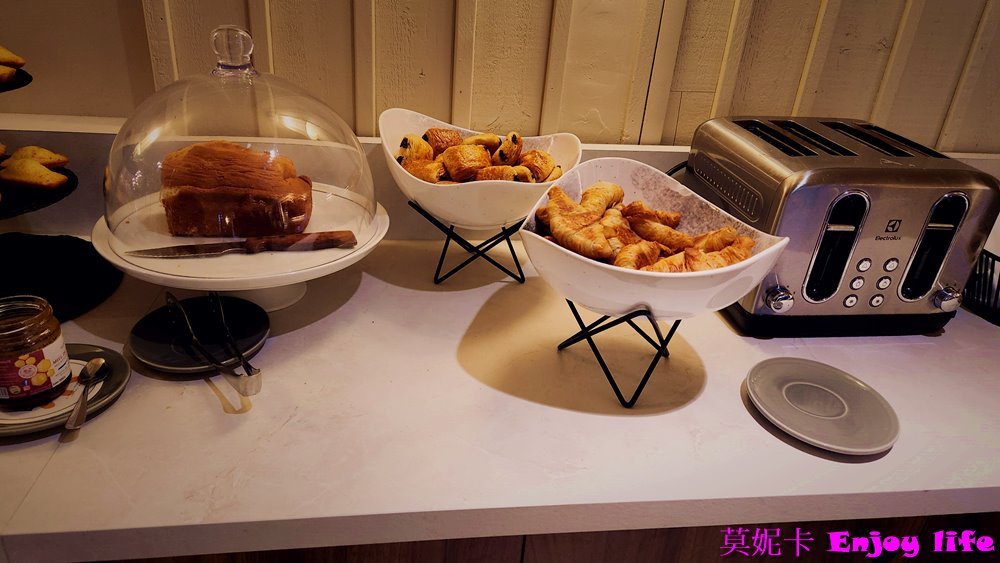 【巴黎住宿】*Hotel le belleval勒貝勒瓦爾酒店*，巴黎第8區住宿，離主要景點都不遠，附近有火車，地鐵，及公車站，走路6分鐘就可以到春天百貨，附近還有家樂福超市跟星巴克!!!房間超漂亮舒適，早餐好吃，地點超讚的飯店!!!