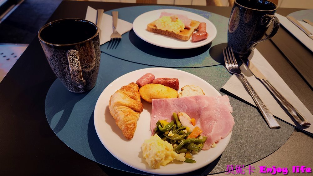 【巴黎住宿】*Hotel le belleval勒貝勒瓦爾酒店*，巴黎第8區住宿，離主要景點都不遠，附近有火車，地鐵，及公車站，走路6分鐘就可以到春天百貨，附近還有家樂福超市跟星巴克!!!房間超漂亮舒適，早餐好吃，地點超讚的飯店!!!