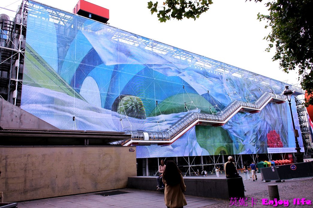 【巴黎景點】*龐畢度 巴黎藝術中心 Centre Georges Pompidou*，巴黎最大當代藝術收藏館，登上最高觀景台，可以看到巴黎鐵塔等景點建築!!!