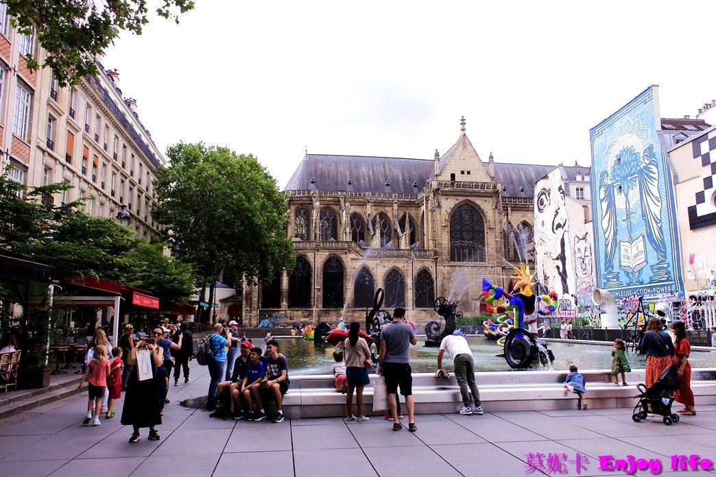 【巴黎景點】*龐畢度 巴黎藝術中心 Centre Georges Pompidou*，巴黎最大當代藝術收藏館，登上最高觀景台，可以看到巴黎鐵塔等景點建築!!!