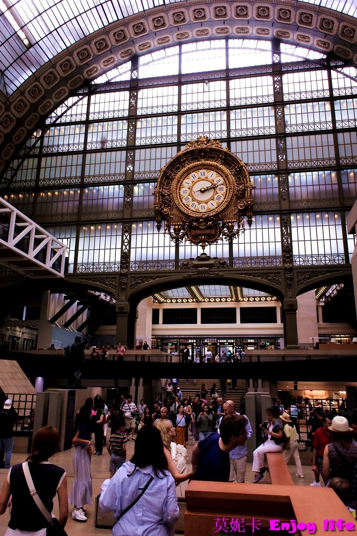 【巴黎景點】*奧賽博物館Musée d'Orsay*，裡面有知名的米勒，梵谷，莫內，及雷諾瓦畫作，還有各種畫作跟收藏，可以看到多幅知名畫作的博物館!!!