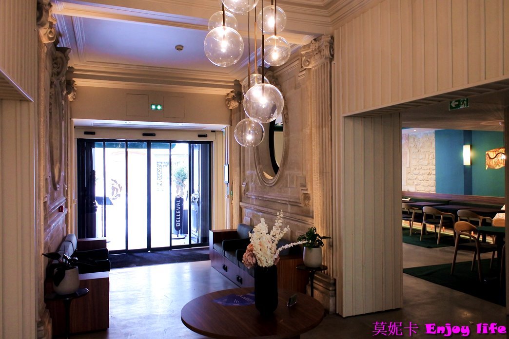 【巴黎住宿】*Hotel le belleval勒貝勒瓦爾酒店*，巴黎第8區住宿，離主要景點都不遠，附近有火車，地鐵，及公車站，走路6分鐘就可以到春天百貨，附近還有家樂福超市跟星巴克!!!房間超漂亮舒適，早餐好吃，地點超讚的飯店!!!