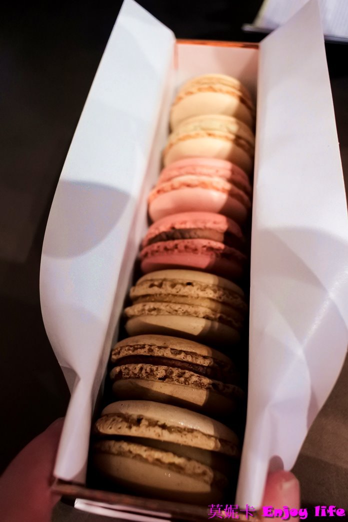 【巴黎美食】*Pierre Marcolini馬卡龍*，就在拉法葉百貨香榭店B1美食街，以巧克力聞名，馬卡龍卻意外地好吃，個人推薦來巴黎必吃Pierre Marcolini馬卡龍!!!