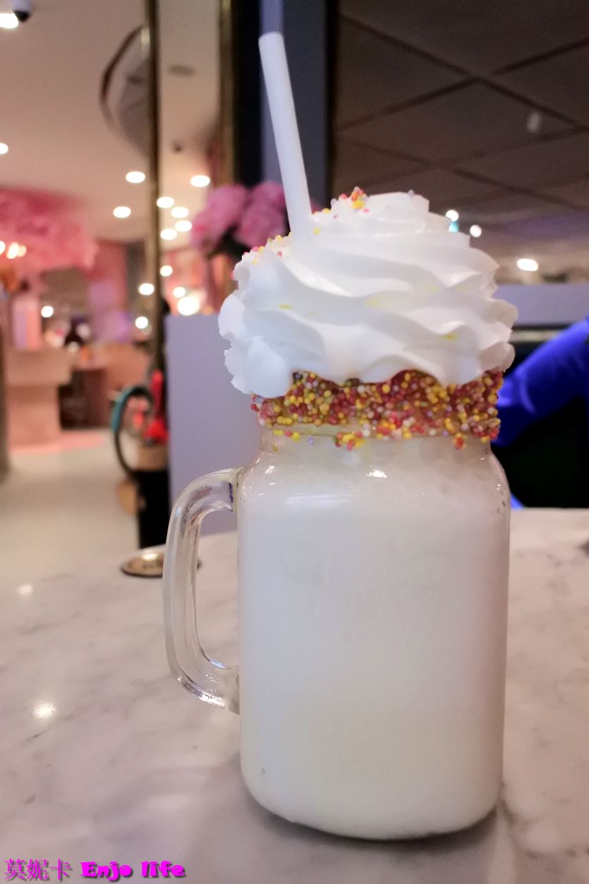 【巴黎美食餐廳】*EL&N London網紅咖啡廳 巴黎老佛爺店*，倫敦最知名的網紅咖啡館，在巴黎拉法葉百貨，全店以粉色裝潢，有超漂亮的粉色玫瑰牆，提供各式早午餐，多樣夢幻飲料!!!