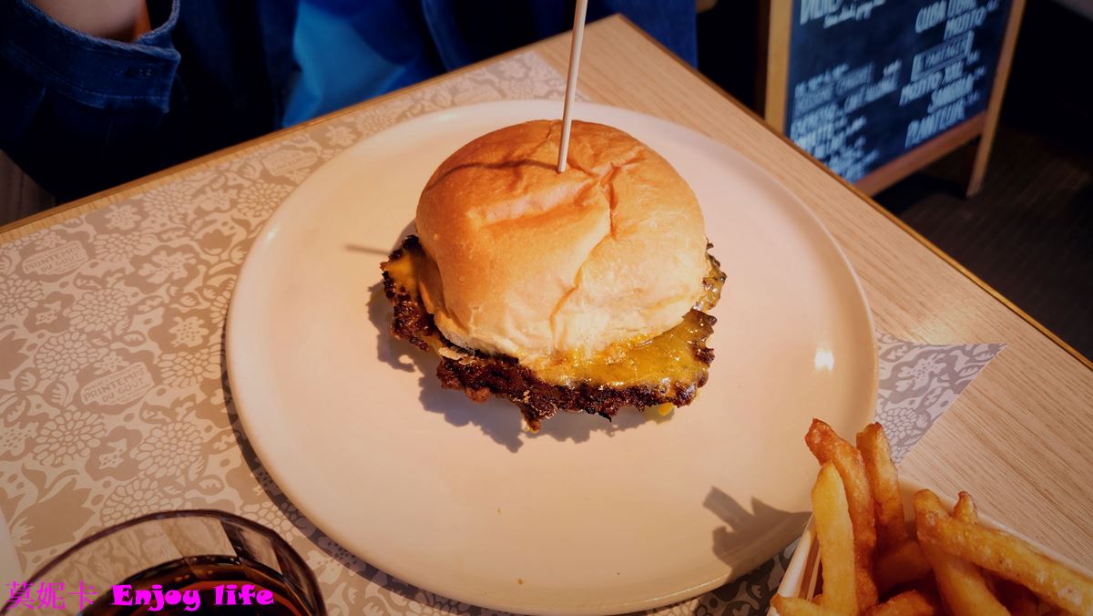 【巴黎美食餐廳】*Regain Printemps餐廳*，巴黎春天百貨餐廳，有室內跟戶外座位區，逛累了可以來這裡享用漢堡與午晚餐!!!