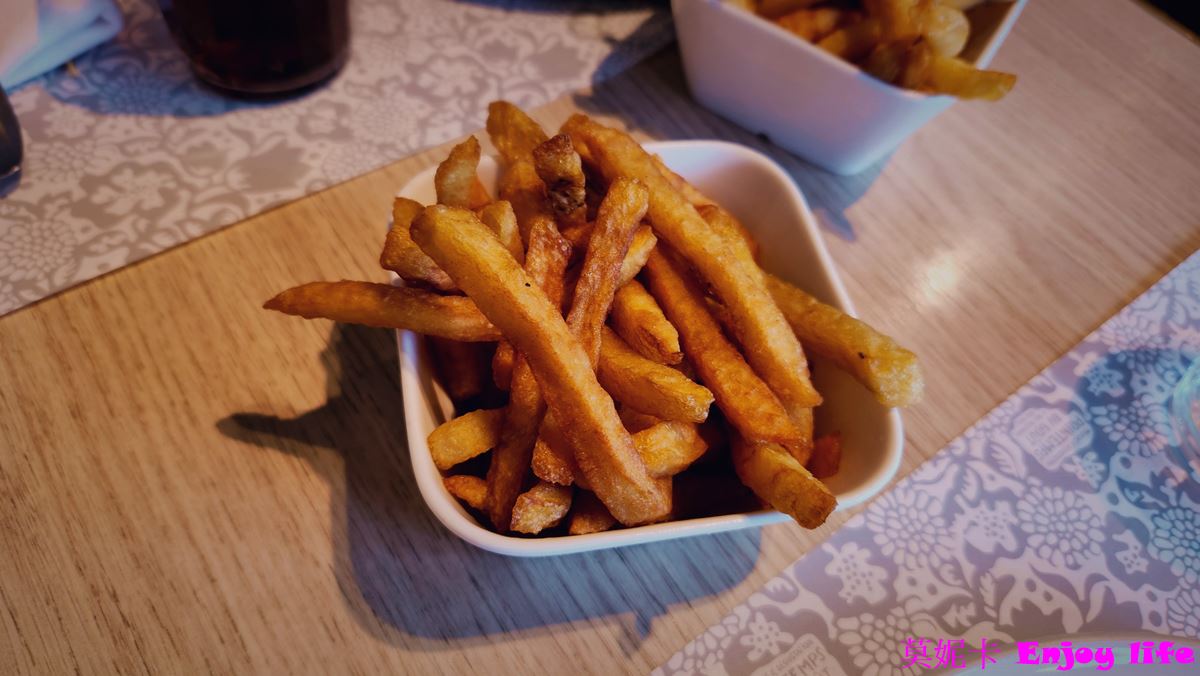 【巴黎美食餐廳】*Regain Printemps餐廳*，巴黎春天百貨餐廳，有室內跟戶外座位區，逛累了可以來這裡享用漢堡與午晚餐!!!