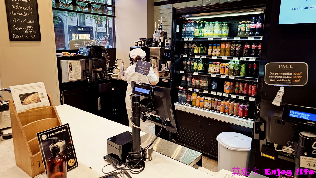 【巴黎美食麵包】*PAUL Aux Tortues*，巴黎麵包店，就在奧斯曼大道，法國百年平價連鎖麵包店，有各種好吃麵包跟帕尼尼，還有好喝的咖啡!!!