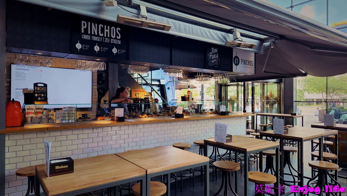 【荷蘭鹿特丹景點】*鹿特丹 Markthal拱廊市場(Market Hall)*，鹿特丹市場，又大又漂亮，，販賣荷蘭傳統美食小吃及各國美食!!!就在方塊屋、鉛筆屋、水管屋旁!!!