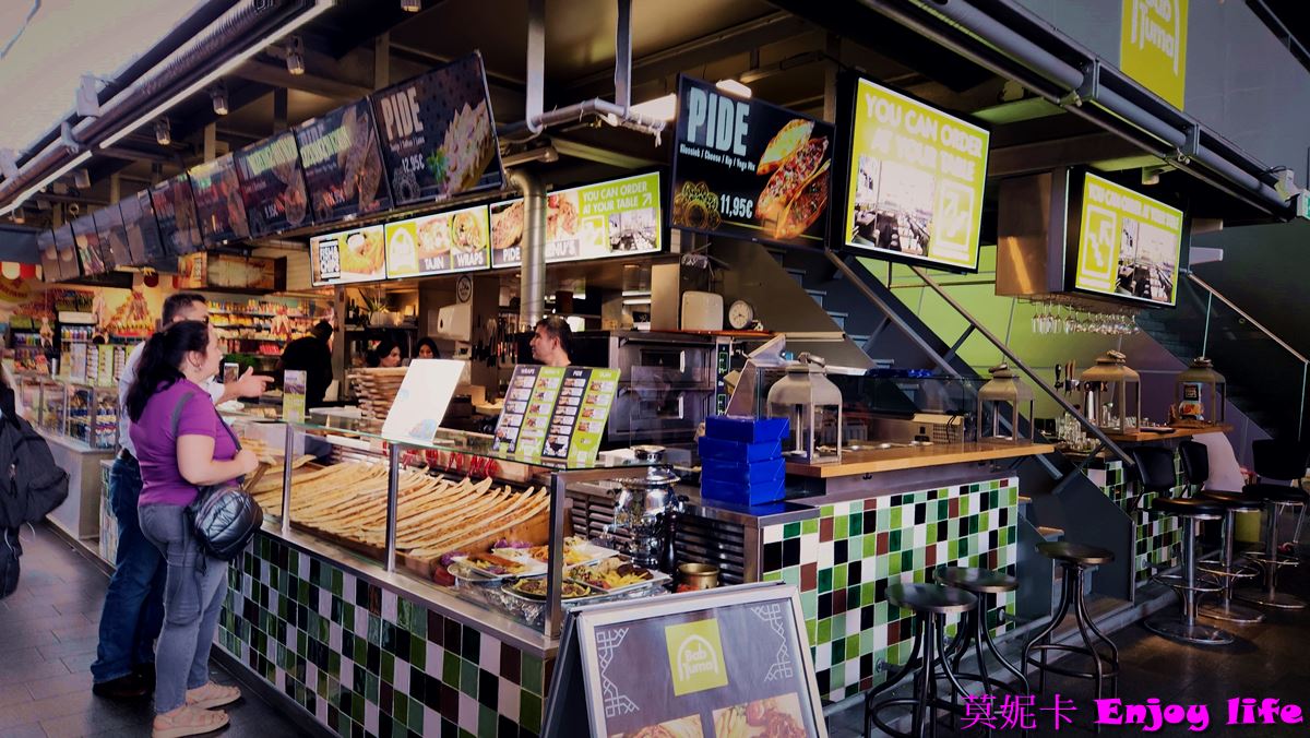 【荷蘭鹿特丹景點】*鹿特丹 Markthal拱廊市場(Market Hall)*，鹿特丹市場，又大又漂亮，，販賣荷蘭傳統美食小吃及各國美食!!!就在方塊屋、鉛筆屋、水管屋旁!!!