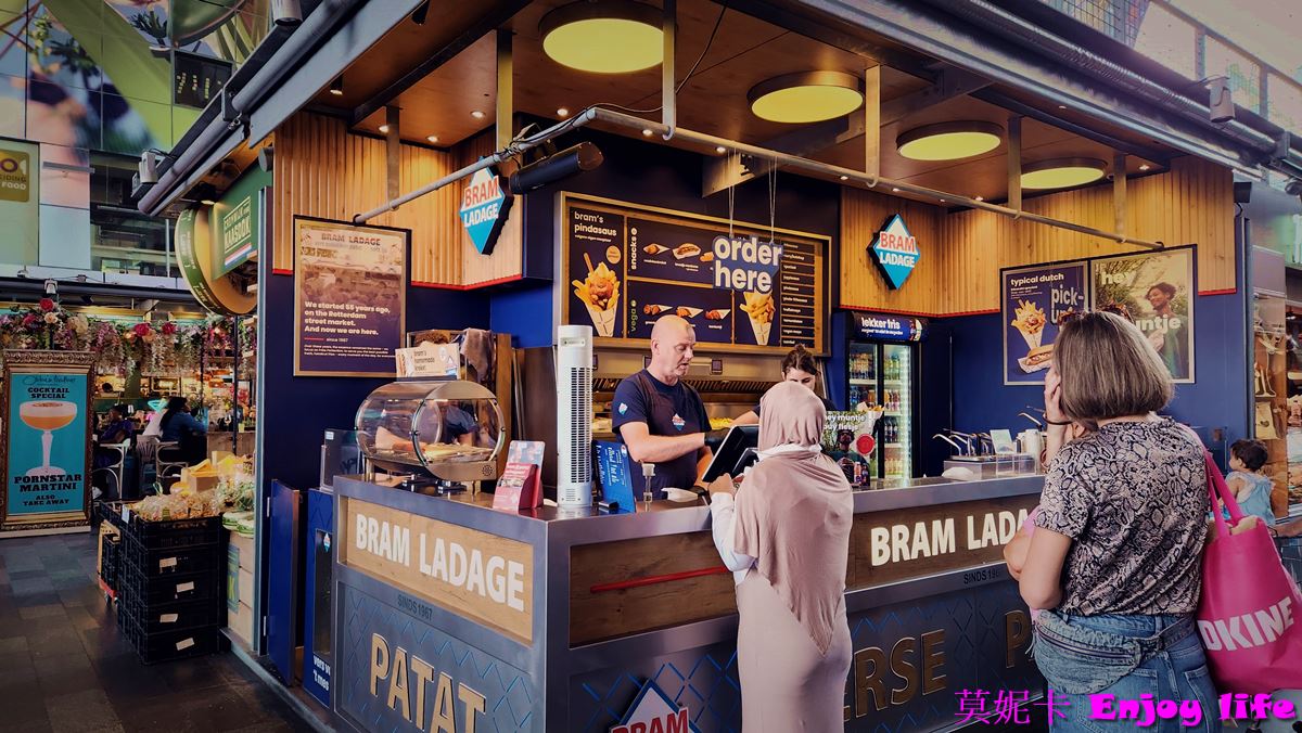 【荷蘭鹿特丹景點】*鹿特丹 Markthal拱廊市場(Market Hall)*，鹿特丹市場，又大又漂亮，，販賣荷蘭傳統美食小吃及各國美食!!!就在方塊屋、鉛筆屋、水管屋旁!!!