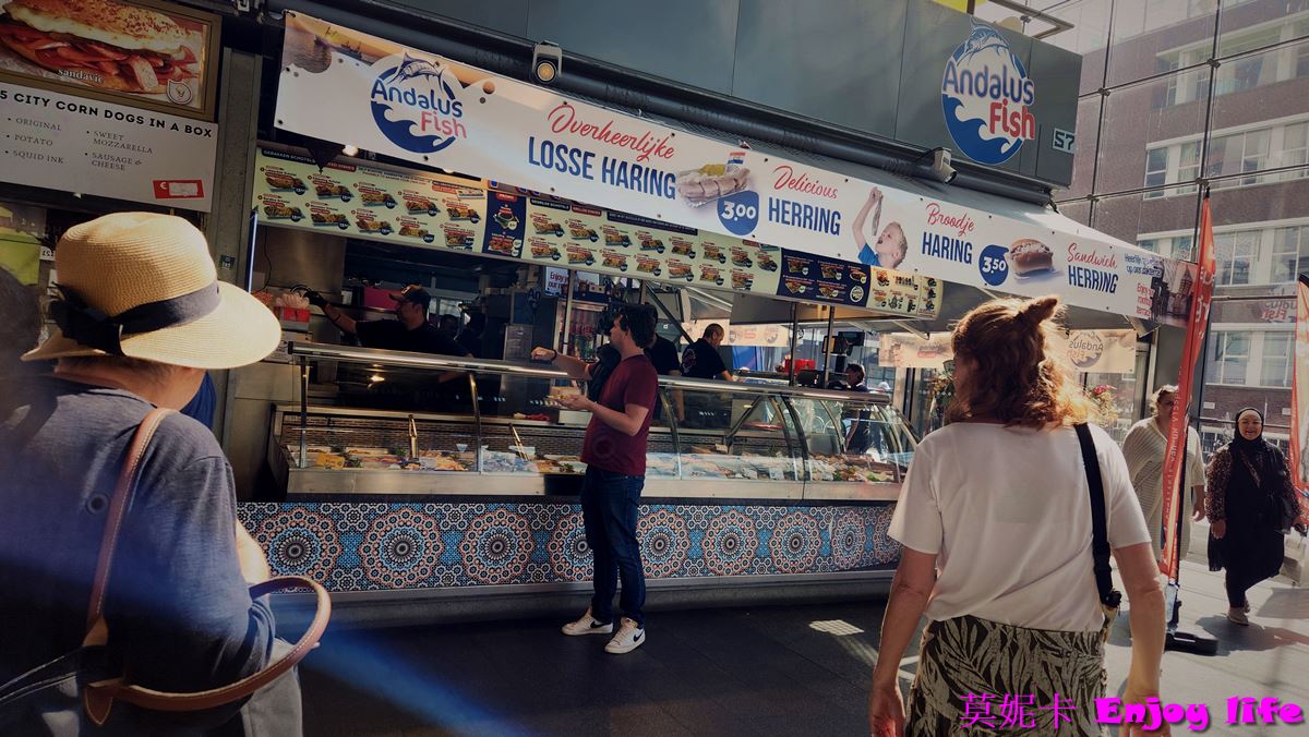 【荷蘭鹿特丹景點】*鹿特丹 Markthal拱廊市場(Market Hall)*，鹿特丹市場，又大又漂亮，，販賣荷蘭傳統美食小吃及各國美食!!!就在方塊屋、鉛筆屋、水管屋旁!!!