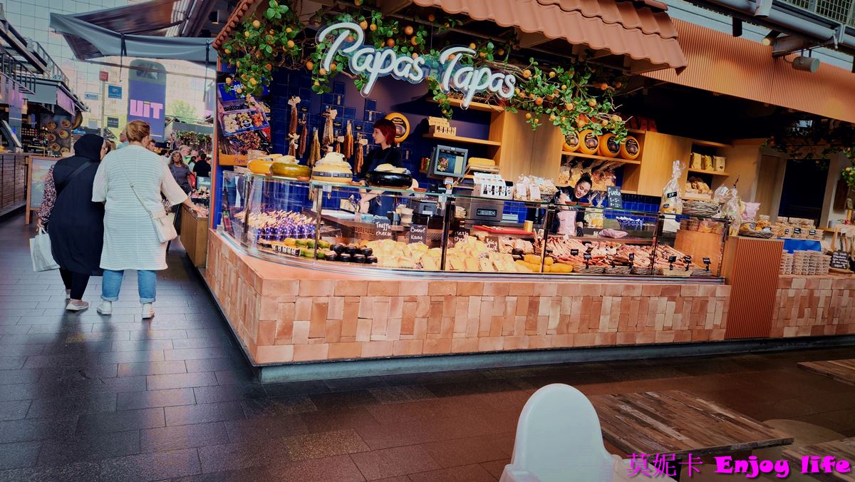 【荷蘭鹿特丹景點】*鹿特丹 Markthal拱廊市場(Market Hall)*，鹿特丹市場，又大又漂亮，，販賣荷蘭傳統美食小吃及各國美食!!!就在方塊屋、鉛筆屋、水管屋旁!!!
