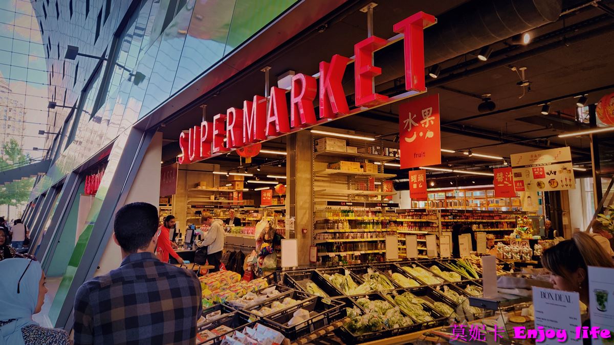 【荷蘭鹿特丹景點】*鹿特丹 Markthal拱廊市場(Market Hall)*，鹿特丹市場，又大又漂亮，，販賣荷蘭傳統美食小吃及各國美食!!!就在方塊屋、鉛筆屋、水管屋旁!!!