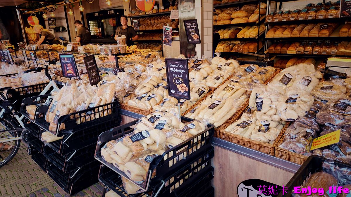 【荷蘭台夫特景點】*台夫特市集 Market Delft*，在台夫特市政廳前廣場，販售多種荷蘭當地小吃及美食!!!