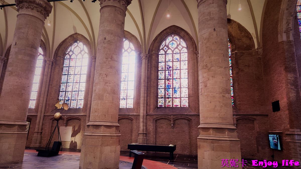【荷蘭台夫特景點】*台夫特 新教堂Nieuwe Kerk Delft*，有漂亮的彩繪玻璃，管風琴，以及超好買紀念品店!!!
