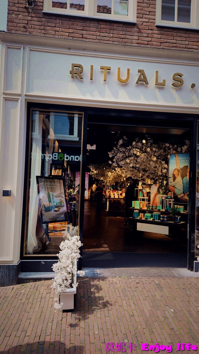【荷蘭必買】*荷蘭Rituals*，荷蘭國民品牌,有各種好聞的香氛，還有各種身體，頭髮，及臉部用品，店內都提供產品試擦，最推Rituals的髮油，超好用!!!